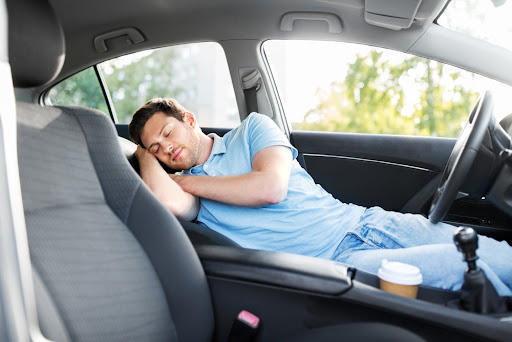 Nếu quá buồn ngủ, hãy dừng xe lại và nghỉ ngắn để đảm bảo an toàn khi lái xe