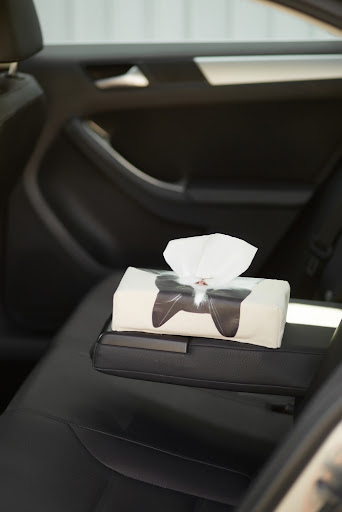 Đặt khăn giấy trong xe để tạo mùi hương trong xe